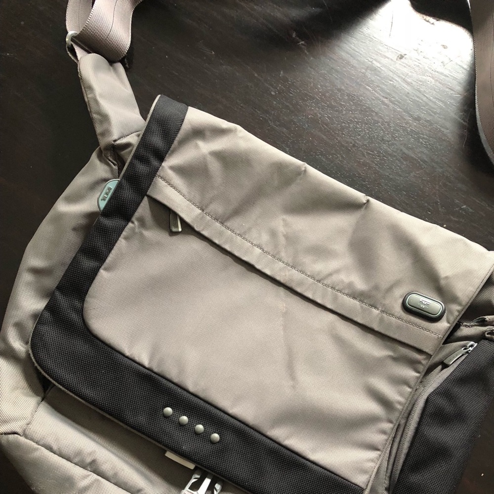 Tumi Messenger